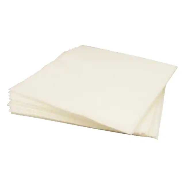 Профессиональный набор для обслуживания чистых комнат: антистатические салфетки, очистители и распылители, разложенные на столе в лаборатории