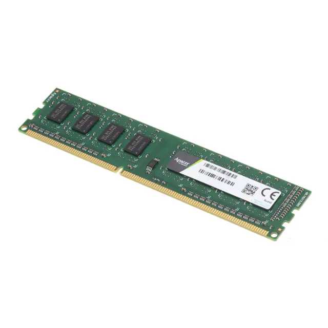 Модуль оперативной памяти UDIMM для настольных компьютеров, установленный на белом фоне