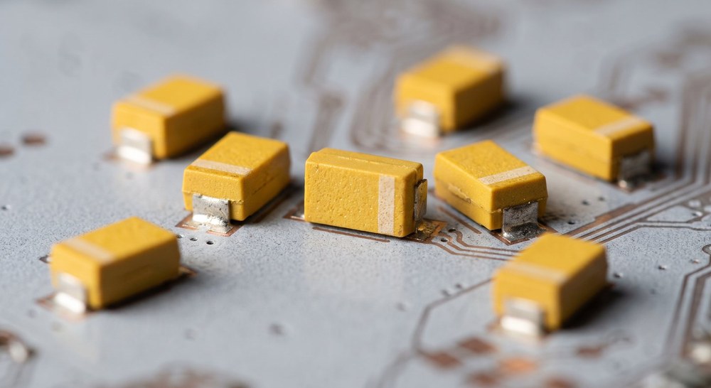 Танталовые SMD конденсаторы с полосой плюсового вывода