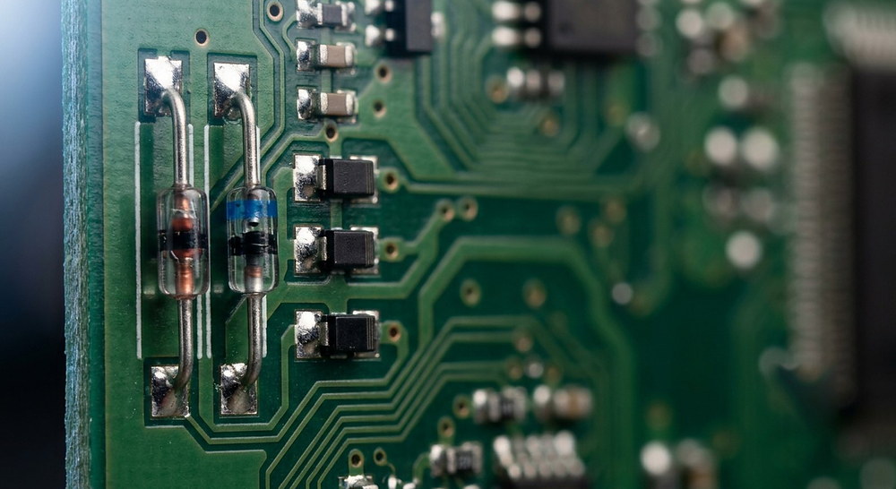 Стеклянные и SMD стабилитроны на печатной плате