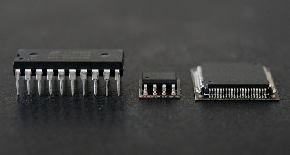 Микросхемы в корпусах DIP, SOIC и QFP рядом для сравнения размеров