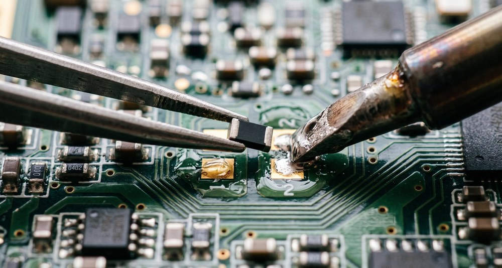Пайка SMD-компонента пинцетом и паяльником со скошенным жалом