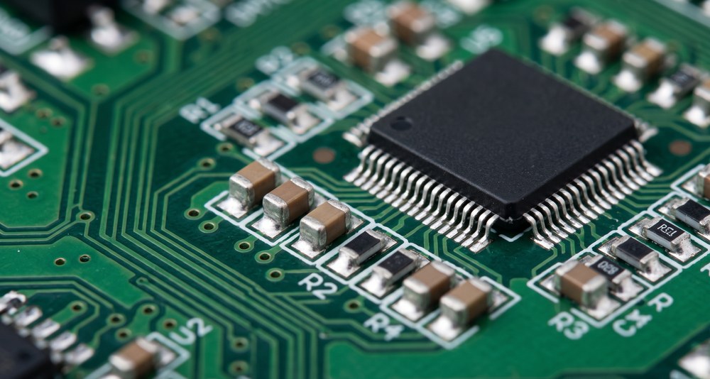 SMD компоненты на печатной плате: чип-резисторы, конденсаторы и микросхема QFP