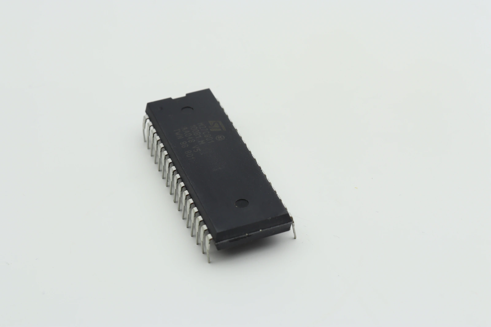 M27C801-100B1 от STMicroelectronics фото 1 M27C801-100B1 от STMicroelectronics фото 1