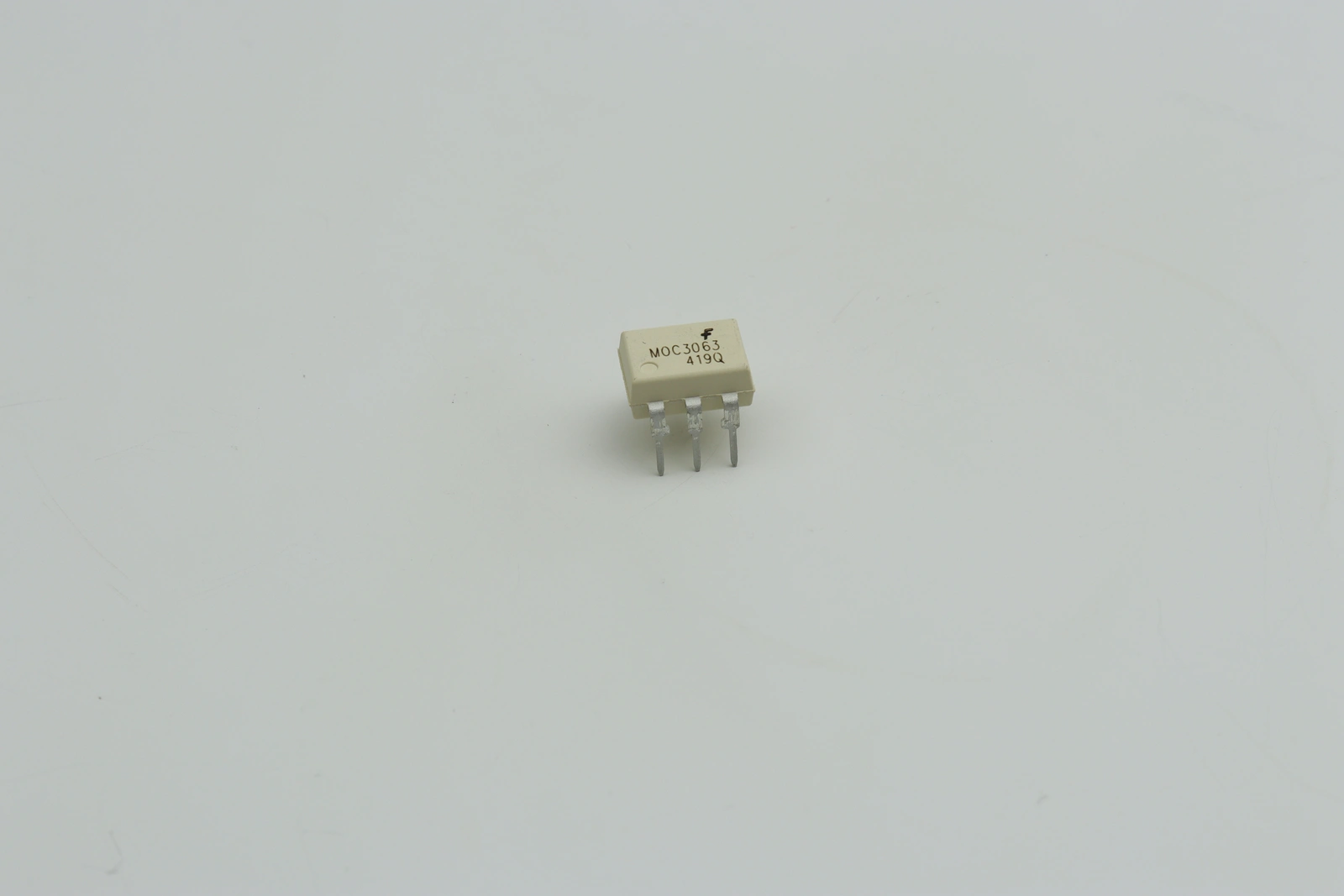 MOC3063M от Lite-On Inc. – надежный Оптрон: OPTOISOLATOR 5KV TRIAC 6DIP для силовой электроники